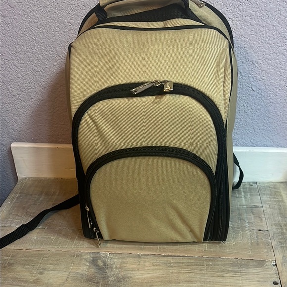 EUC Outdoor Excursions Beige Backpack with Picnic Set - Picture 2 of 14